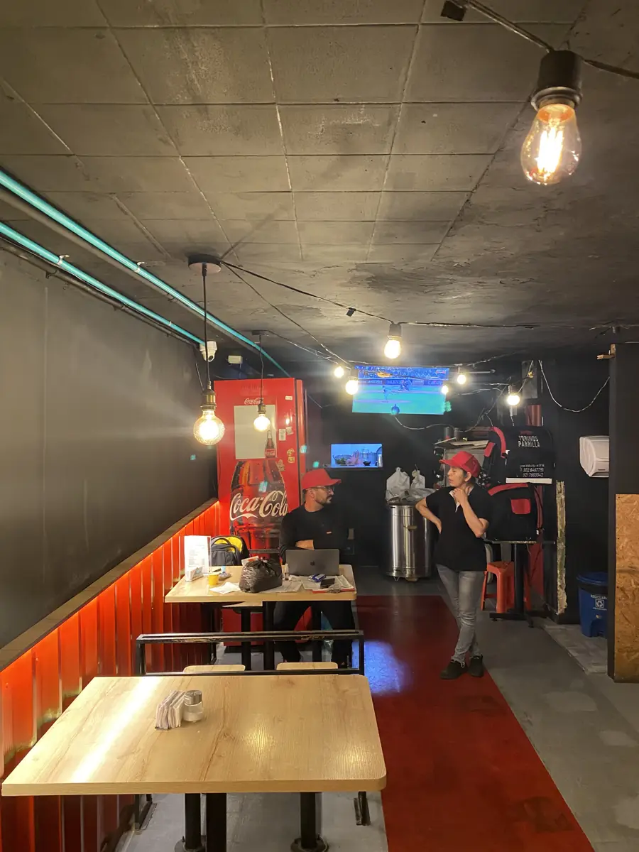 Interior de Torinos con bombillos colgantes